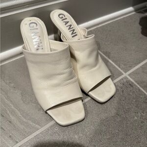 Gianni Bini Jaelianah Leather Square Toe Mules